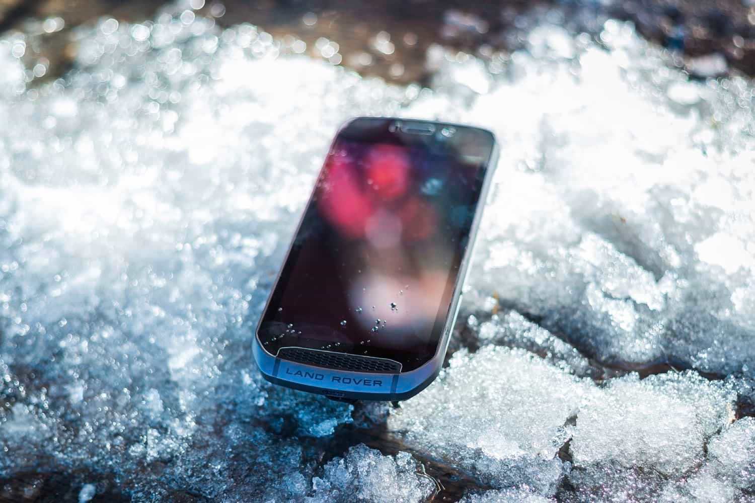 Смартфон в воде. Выключается ли айфон 10 на морозе. Разряжается ли на морозе айфон 10. Телефон отрубился на морозе. Телефон выключается морозе