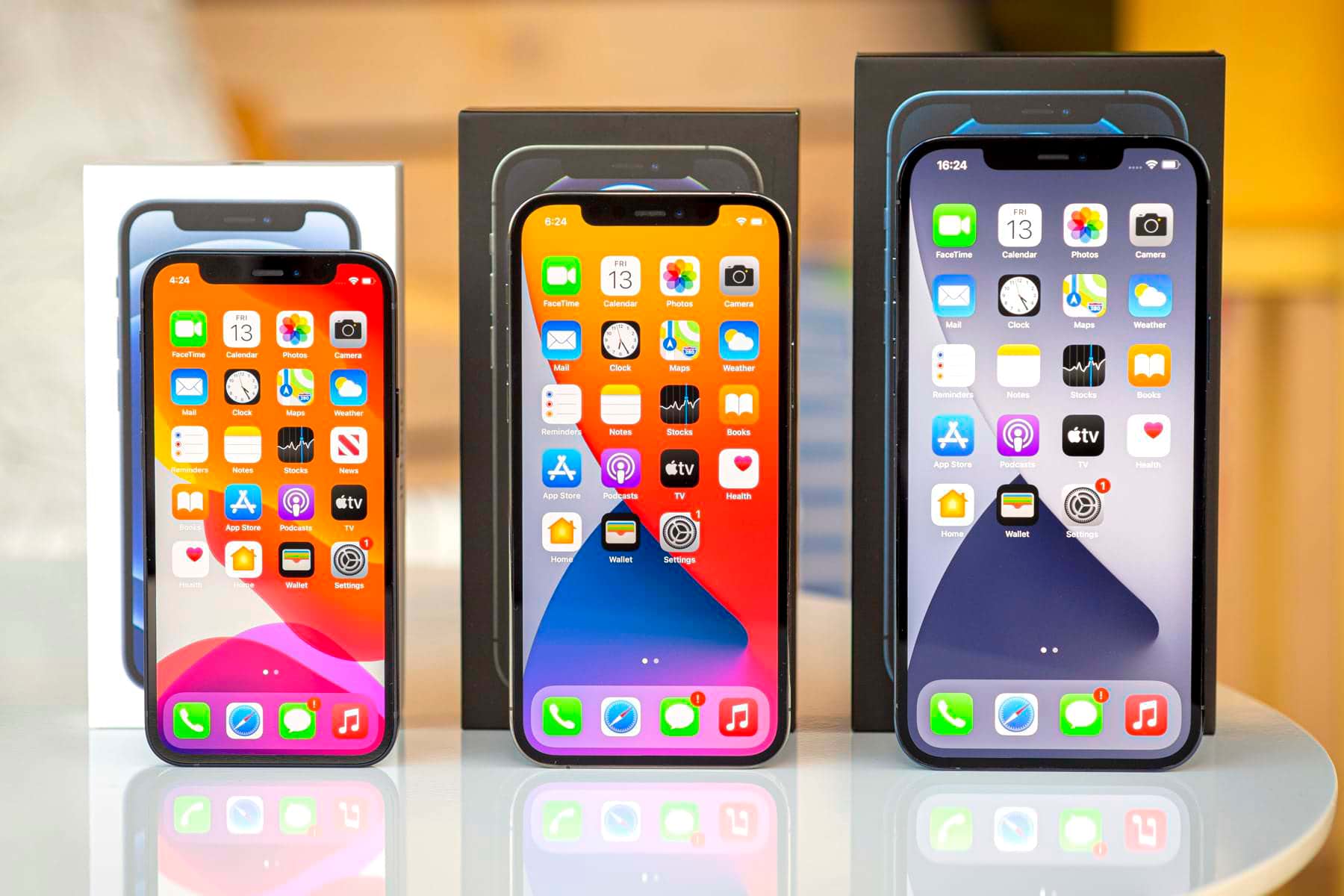 Apple iphone vs. Apple iphone 14 Mini. Iphone 14 Pro Mini. Iphone 14 экран. Айфон 120 Герц.
